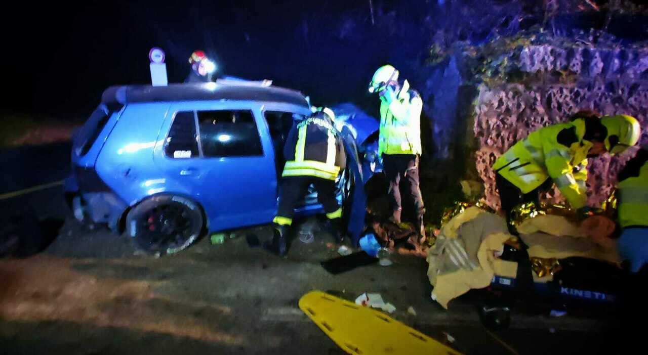Incidente a Castelcucco. Auto si schianta contro un muro nel cuore della notte, feriti i tre giovani amici a bordo: due sono gravi, uno è rimasto incastrato tra le lamiere Incidente a Castelcucco. Auto si schianta contro un muro nel cuore della notte, feriti i tre giovani amici a bordo: due sono gravi, uno è rimasto incastrato tra le lamiere