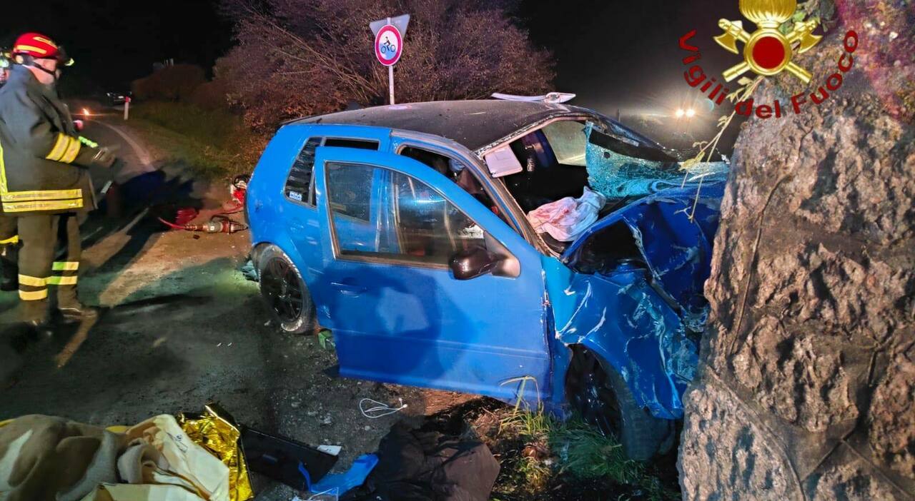 Auto si schianta contro un muro nel cuore della notte, feriti i tre giovani amici a bordo: un 16enne è in fin di vita, gravi un 20enne e un 25enne Auto si schianta contro un muro nel cuore della notte, feriti i tre giovani amici a bordo: un 16enne è in fin di vita, gravi un 20enne e un 25enne