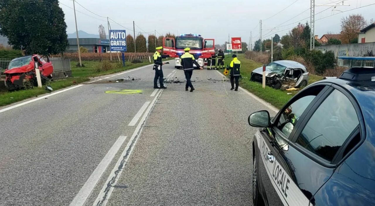Incidente frontale sulla Feltrina tra una Fiat 500 e una Hyundai: grave una ragazza di 19 anni, ferito un 25enne. Strada chiusa Incidente frontale sulla Feltrina tra una Fiat 500 e una Hyundai: grave una ragazza di 19 anni, ferito un 25enne. Strada chiusa