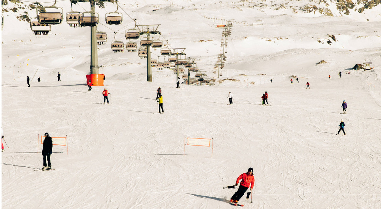 Sci, casco obbligatorio anche per gli adulti: multa da 150 euro (e ritiro dello skipass) per chi non lo indossa. Cosa non fare in pista, il Sci, casco obbligatorio anche per gli adulti: multa da 150 euro (e ritiro dello skipass) per chi non lo indossa. Cosa non fare in pista, il