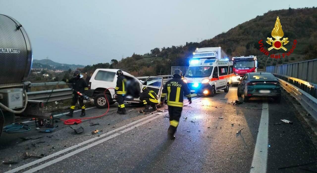 camion cisterna contro un fuoristrada tragico scontro sulla salaria un morto e un ferito gravissimo da Corriereadriatico.it camion cisterna contro un fuoristrada tragico scontro sulla salaria un morto e un ferito gravissimo