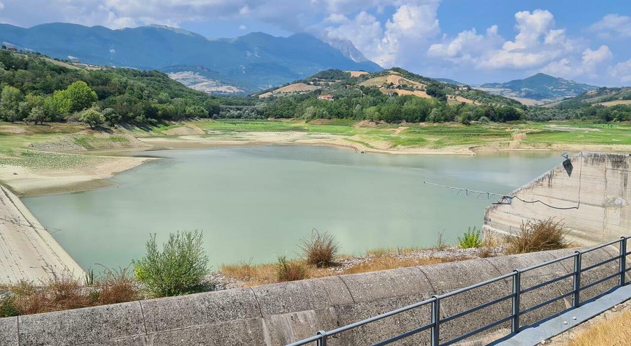 Siccità, un miliardo di investimenti. Dalla diga di Montedoglio alla connessione tra Molise e Puglia: gli interventi pianificati Siccità, un miliardo di investimenti. Dalla diga di Montedoglio alla connessione tra Molise e Puglia: gli interventi pianificati