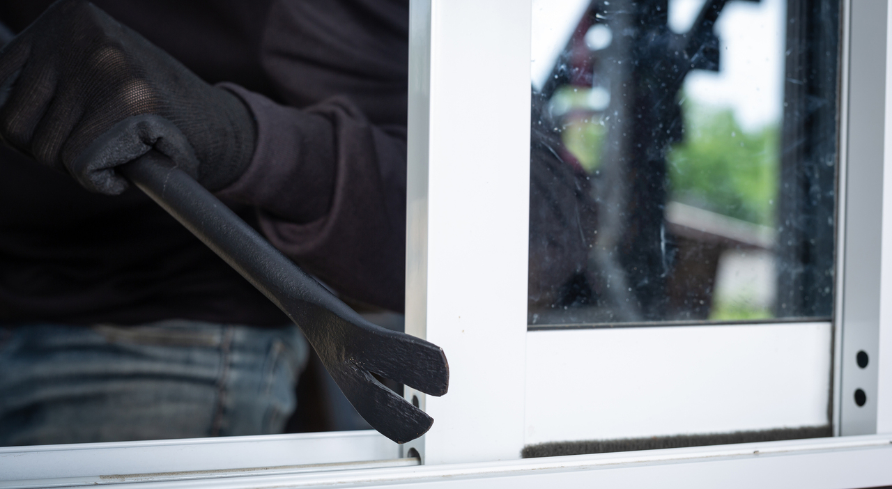 https://statics.cedscdn.it/photos/MED_HIGH/2025/11/16/9192289_16091339_thieves_wear_black_hats_pry_windows_steal_things.jpg