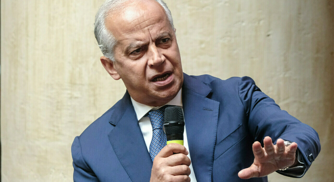 Piantedosi a Napoli per le Regionali: «Condono è operazione di buon senso». Cirielli: «Fondi europei per aumentare di 100 euro pensioni» Piantedosi a Napoli per le Regionali: «Condono è operazione di buon senso». Cirielli: «Fondi europei per aumentare di 100 euro pensioni»