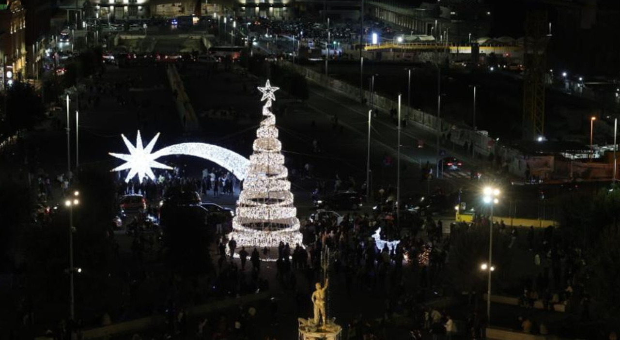 Napoli si illumina per il Natale, accese le magiche luminarie in piazza Municipio Napoli si illumina per il Natale, accese le magiche luminarie in piazza Municipio