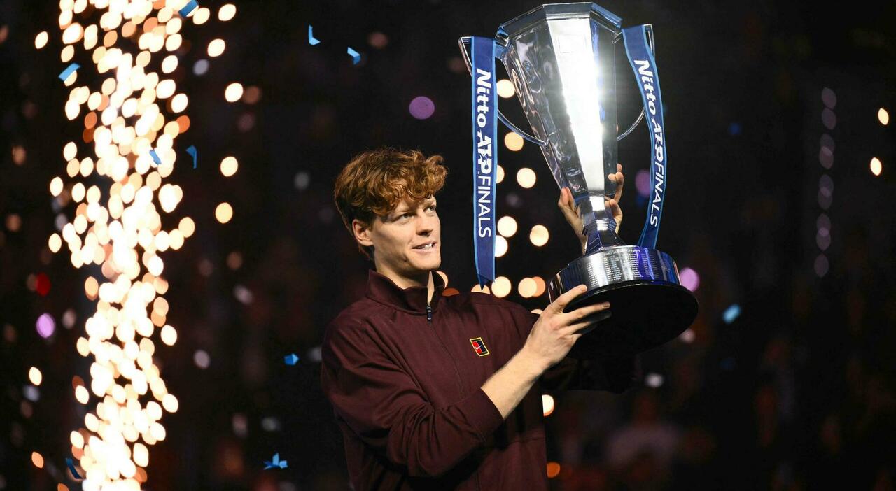 Sinner, quanti soldi ha incassato nel 2025: «Stagione incredibile, finire a Torino davanti al pubblico italiano è una cosa fantastica». La frecciata di Alcaraz Sinner, quanti soldi ha incassato nel 2025: «Stagione incredibile, finire a Torino davanti al pubblico italiano è una cosa fantastica». La frecciata di Alcaraz