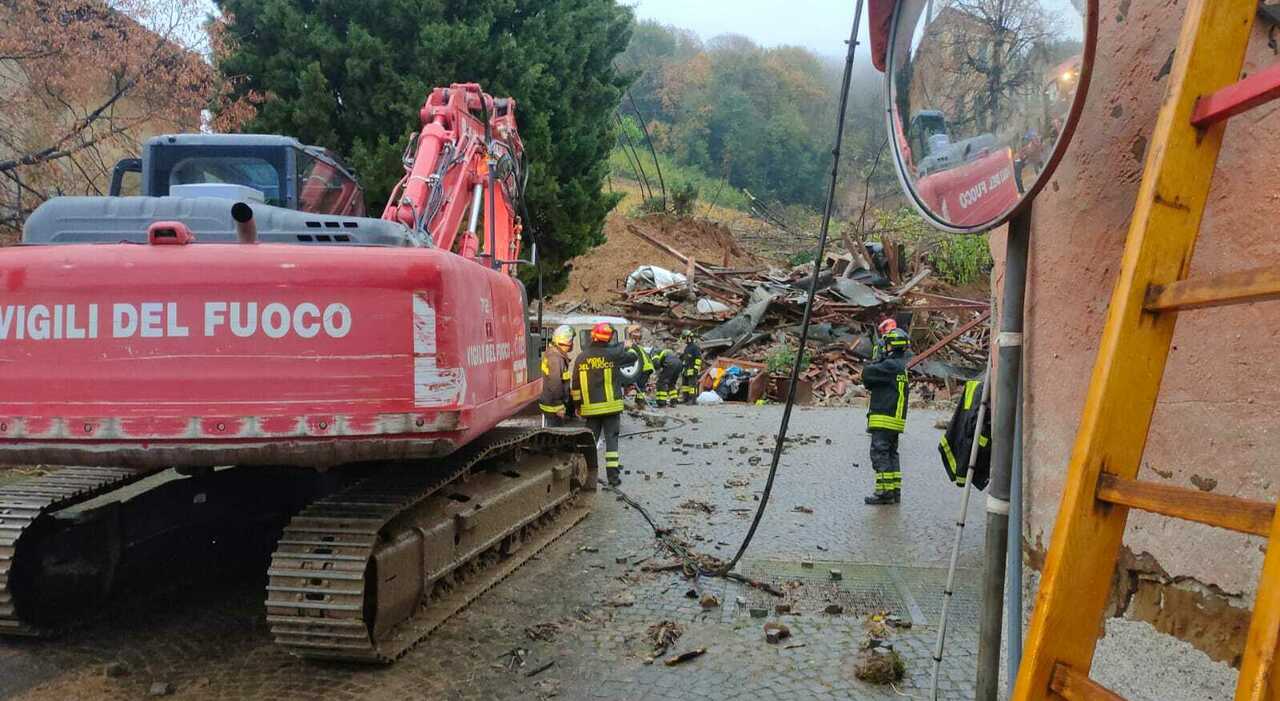 Frana travolge una casa: una persona estratta viva, è ferita. «Dispersi un 35enne e un Frana travolge una casa: una persona estratta viva, è ferita. «Dispersi un 35enne e un