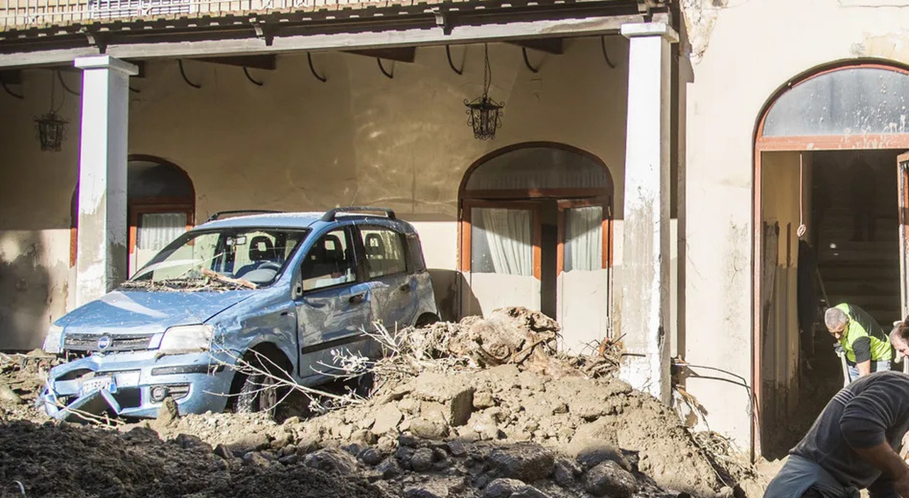 Maltempo, frana di fango travolge una casa: due dispersi, una persona estratta viva Maltempo, frana di fango travolge una casa: due dispersi, una persona estratta viva