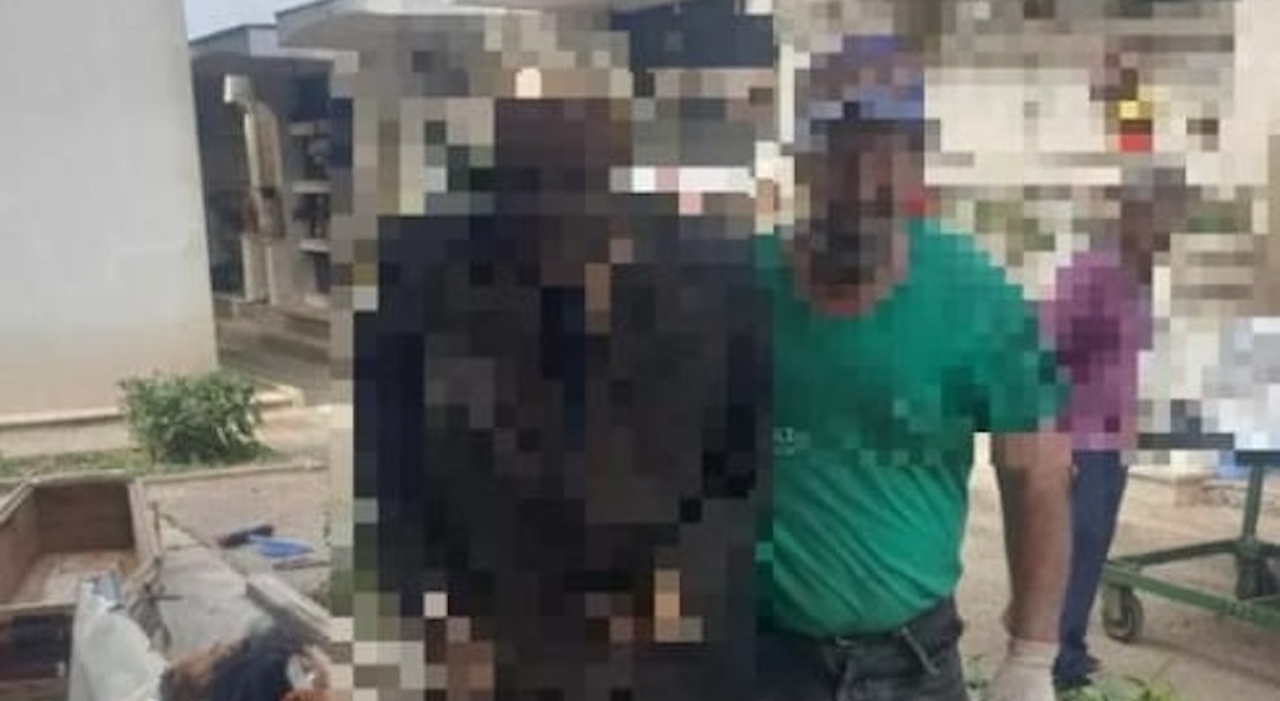 Foto con il cadavere nel cimitero: operaio a processo Foto con il cadavere nel cimitero: operaio a processo