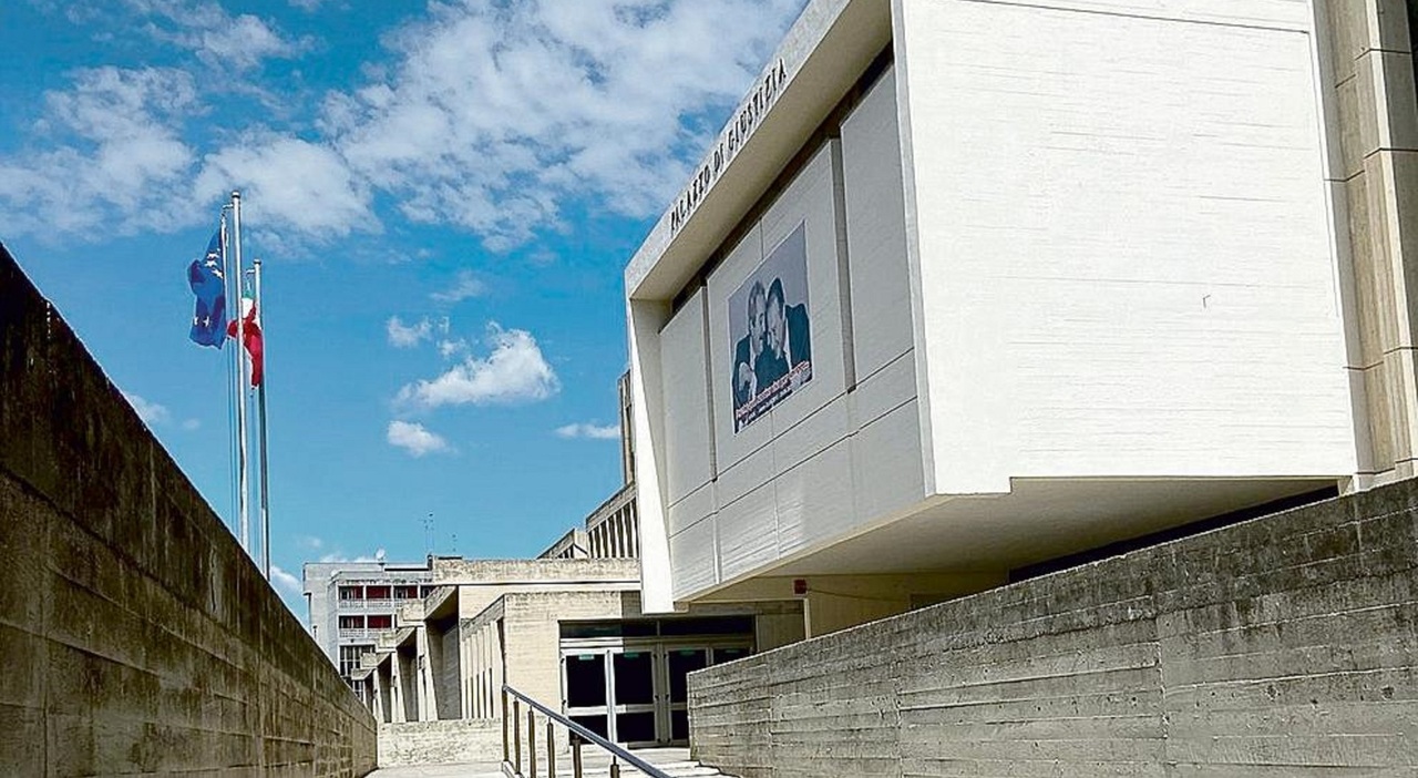 «Ferito, minacciato e sequestrato in casa per 17 ore da due escort»: a processo «Ferito, minacciato e sequestrato in casa per 17 ore da due escort»: a processo