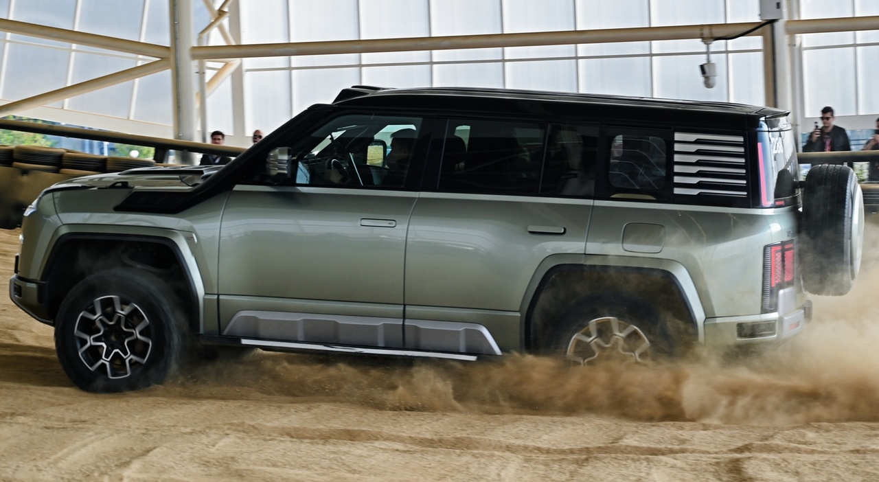 YangWang U8 sulla sabbia