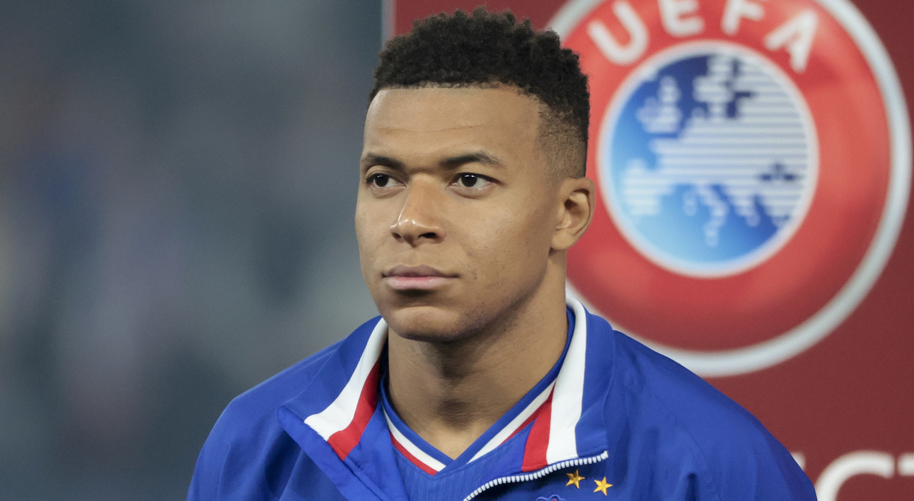 https://statics.cedscdn.it/photos/MED_HIGH/2025/11/17/9194587_17194407_kylian_mbappe_paris_saint_germain_denuncia_psg_molestie_psicologiche_fratello_risarcimento.jpg