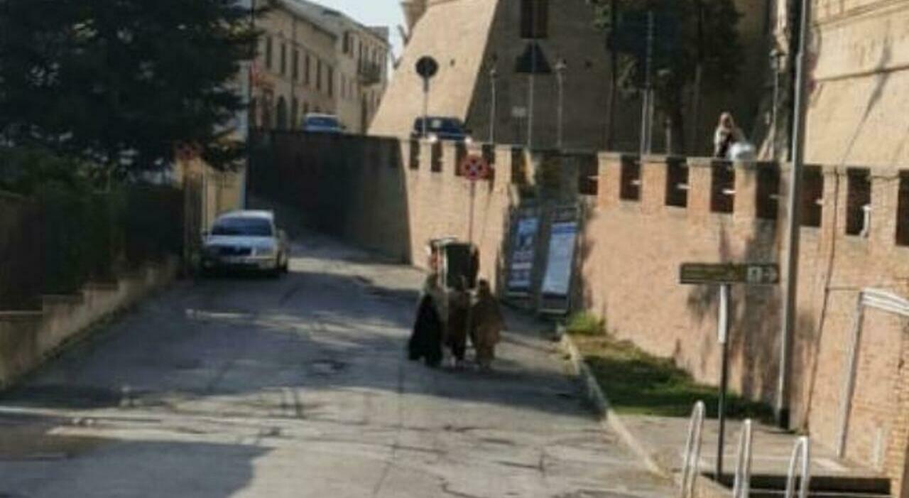 Loreto, fa abbassare il velo alle islamiche. «Negozi vietati a chi non lo toglie» Loreto, fa abbassare il velo alle islamiche. «Negozi vietati a chi non lo toglie»