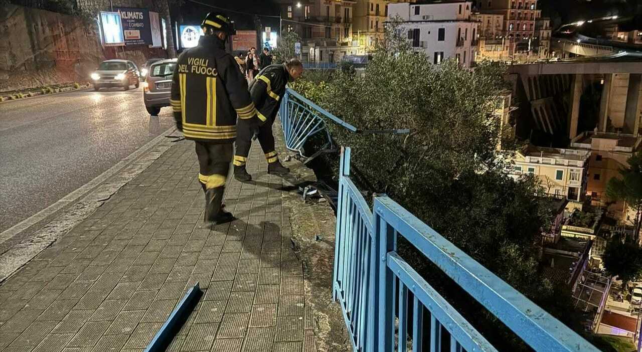 Salerno, auto sfonda una ringhiera e vola di sotto: un ferito
