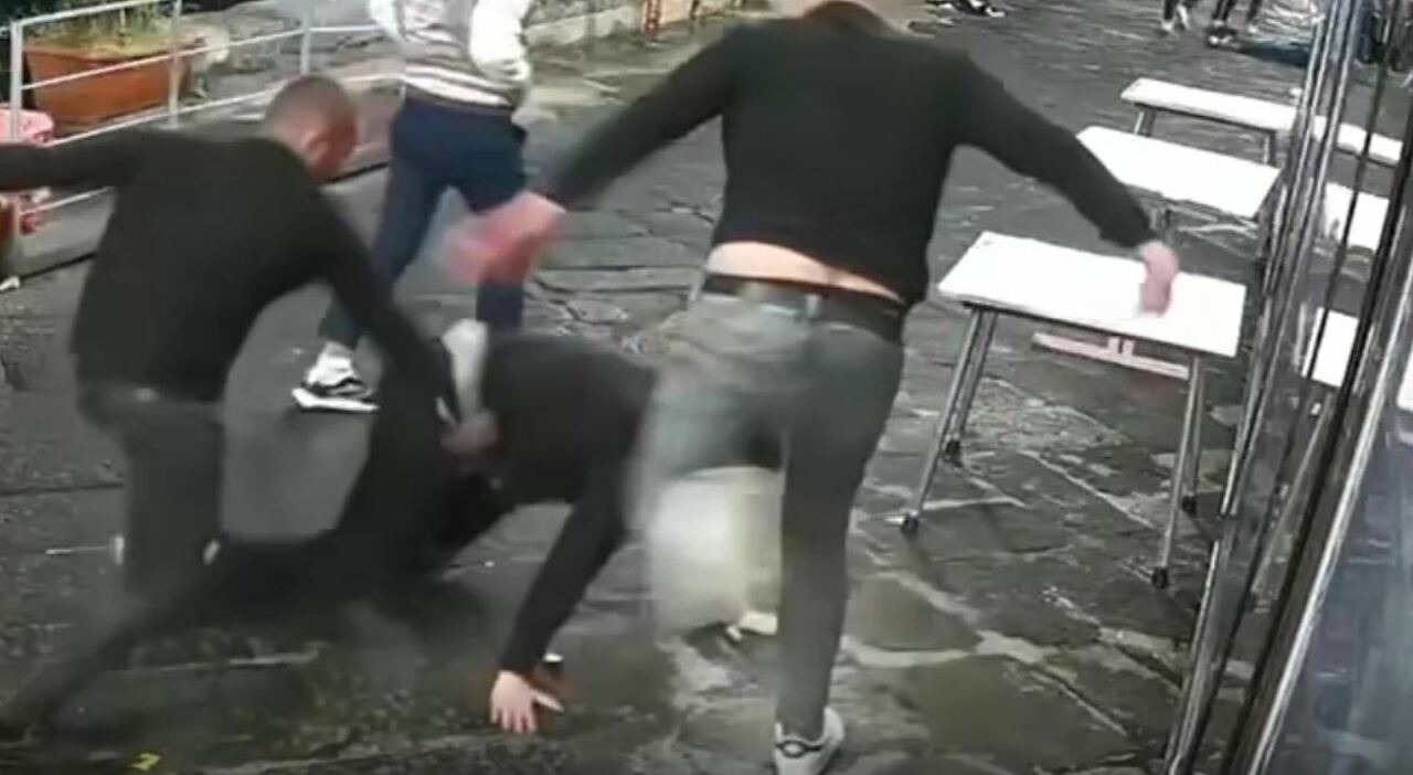 ischia aggressione sulla riva destra in quattro picchiano una persona sordomuta