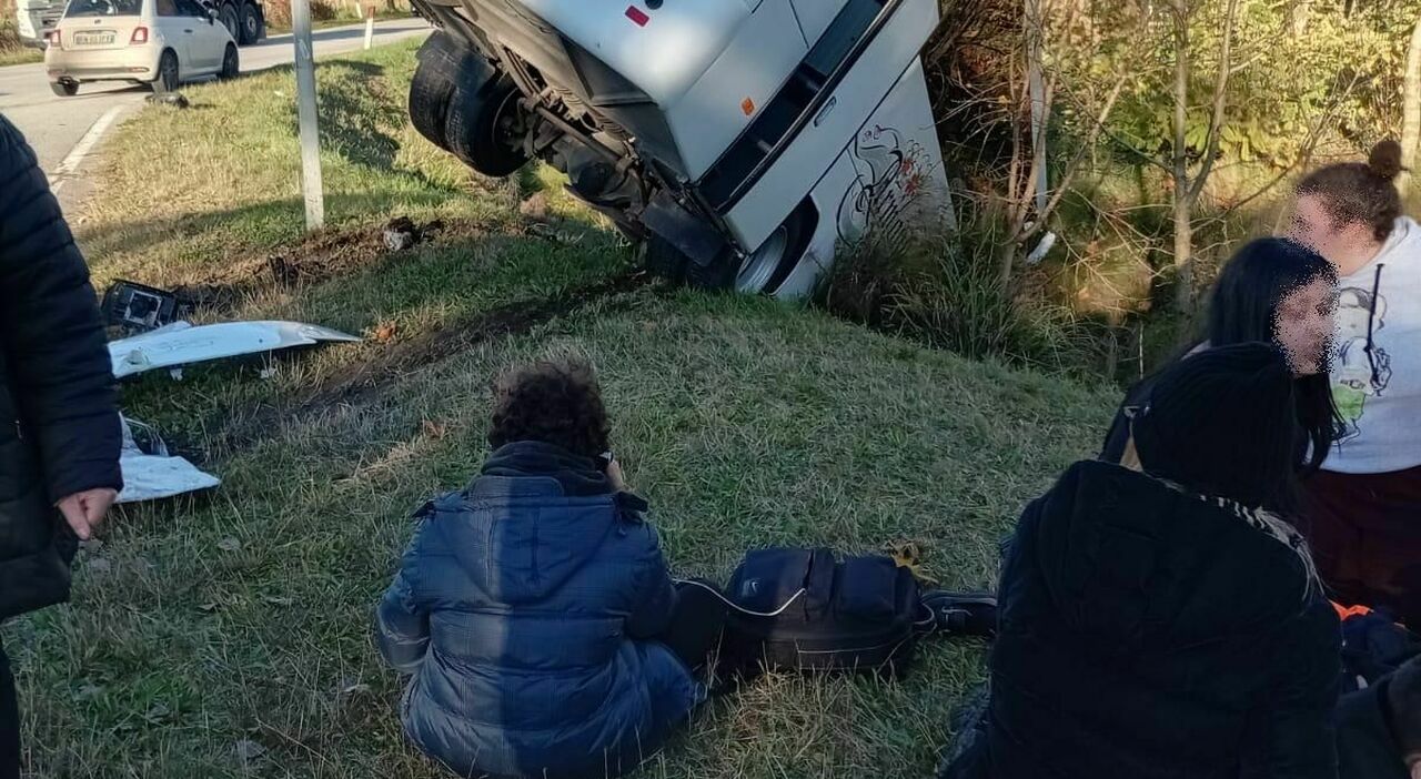 https://statics.cedscdn.it/photos/MED_HIGH/2025/11/18/9196346_18160125_bus_studenti_incidenti_feriti_sesto_al_reghena.jpg