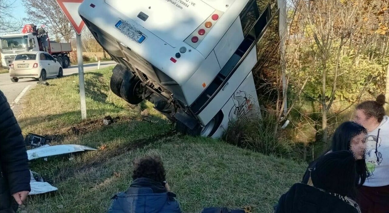 Bus con 20 studenti a bordo finisce nel fosso dopo lo scontro con un Bus con 20 studenti a bordo finisce nel fosso dopo lo scontro con un