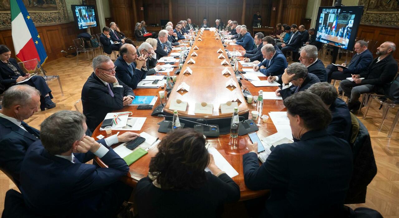 Ex Ilva, è rottura. I sindacati pronti a 24 ore di sciopero: «Il piano porterà alla chiusura dell Ex Ilva, è rottura. I sindacati pronti a 24 ore di sciopero: «Il piano porterà alla chiusura dell