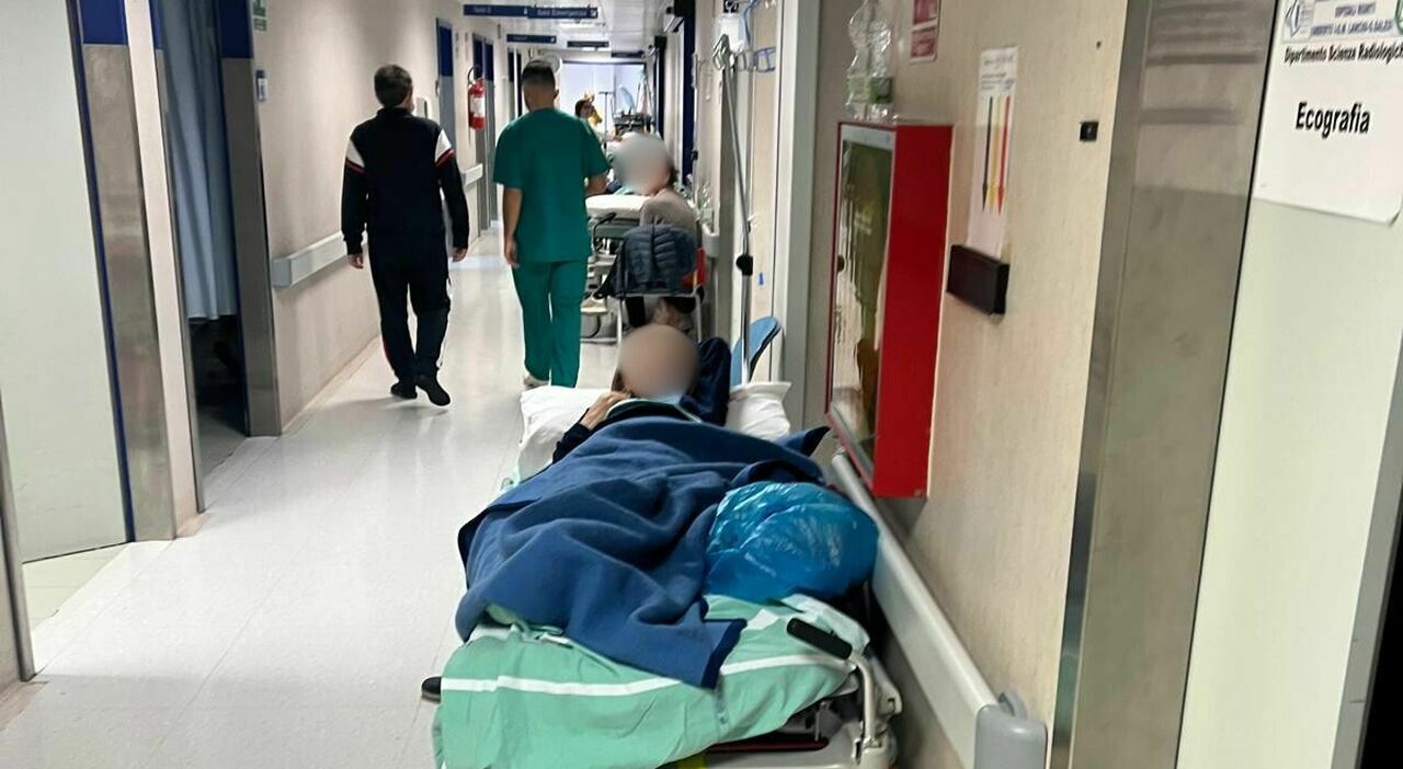 Inferno Pronto soccorso, a Torrette pazienti pure nei corridoi: «Siamo al collasso, sistema in tilt»