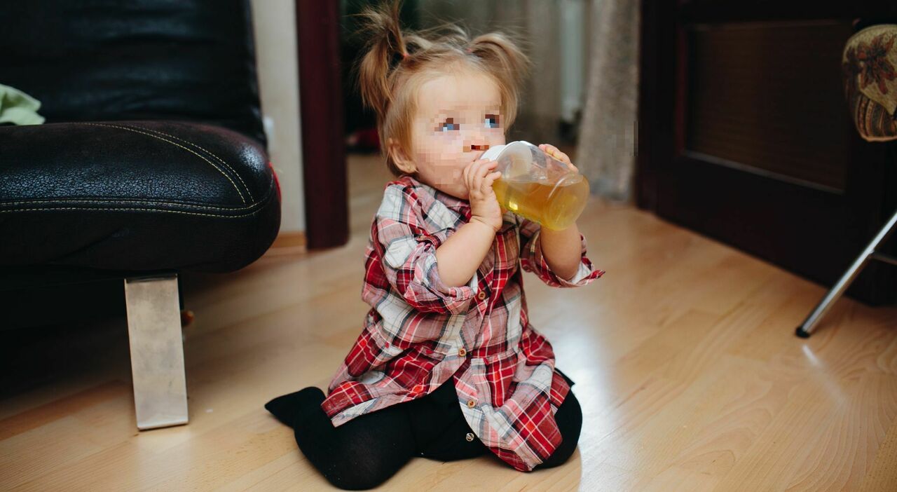 https://statics.cedscdn.it/photos/MED_HIGH/2025/11/18/9196701_18203209_bambina_che_beve_da_una_bottiglia_censored.jpg