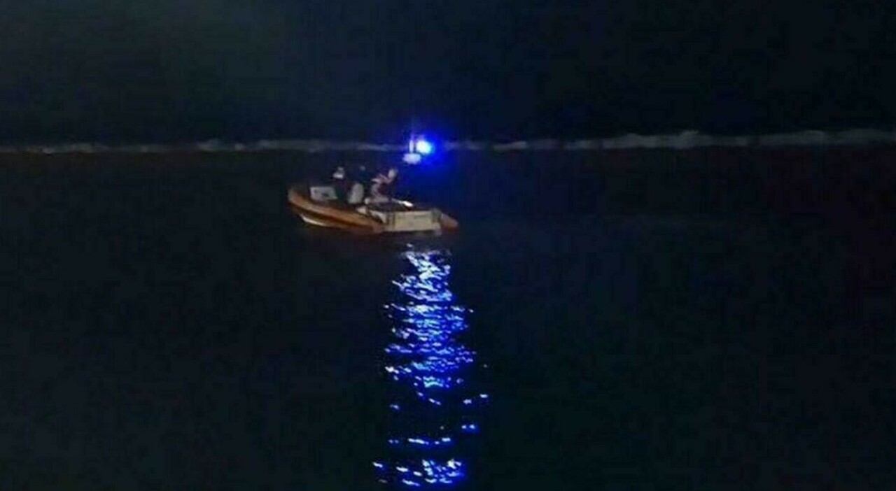 Bambino di 8 anni morto in casa con ferite da taglio, sub trova il cadavere di una donna in mare: «Potrebbe essere la mamma»