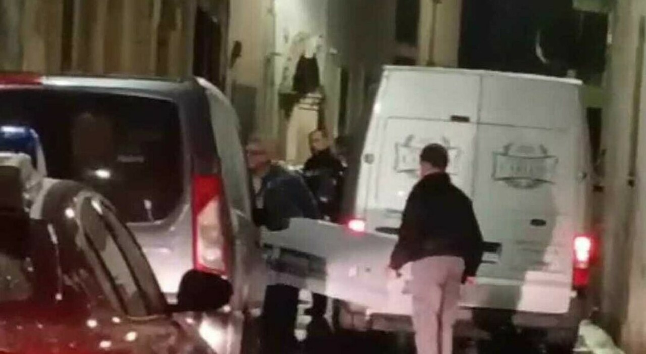 Bambino di 8 anni ucciso a coltellate, il cadavere della mamma trovato in mare da un sub: ipotesi omicidio suicidio
