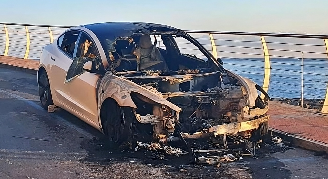 Un'auto elettrica incidentata