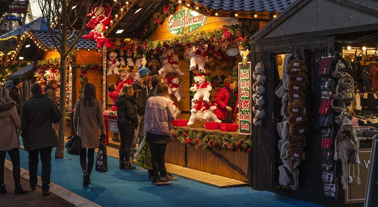 https://statics.cedscdn.it/photos/MED_HIGH/2025/11/19/9198320_19135059_mercatini_di_natale_2025_dove_andare_mete_consigliate_natale_prezzi_trasporti.jpg