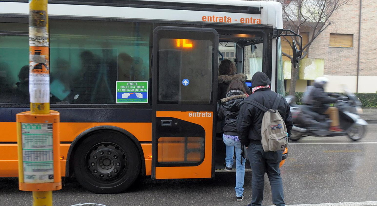Autista aggredito dal padre di una ragazzina: aveva saltato la fermata del bus. L