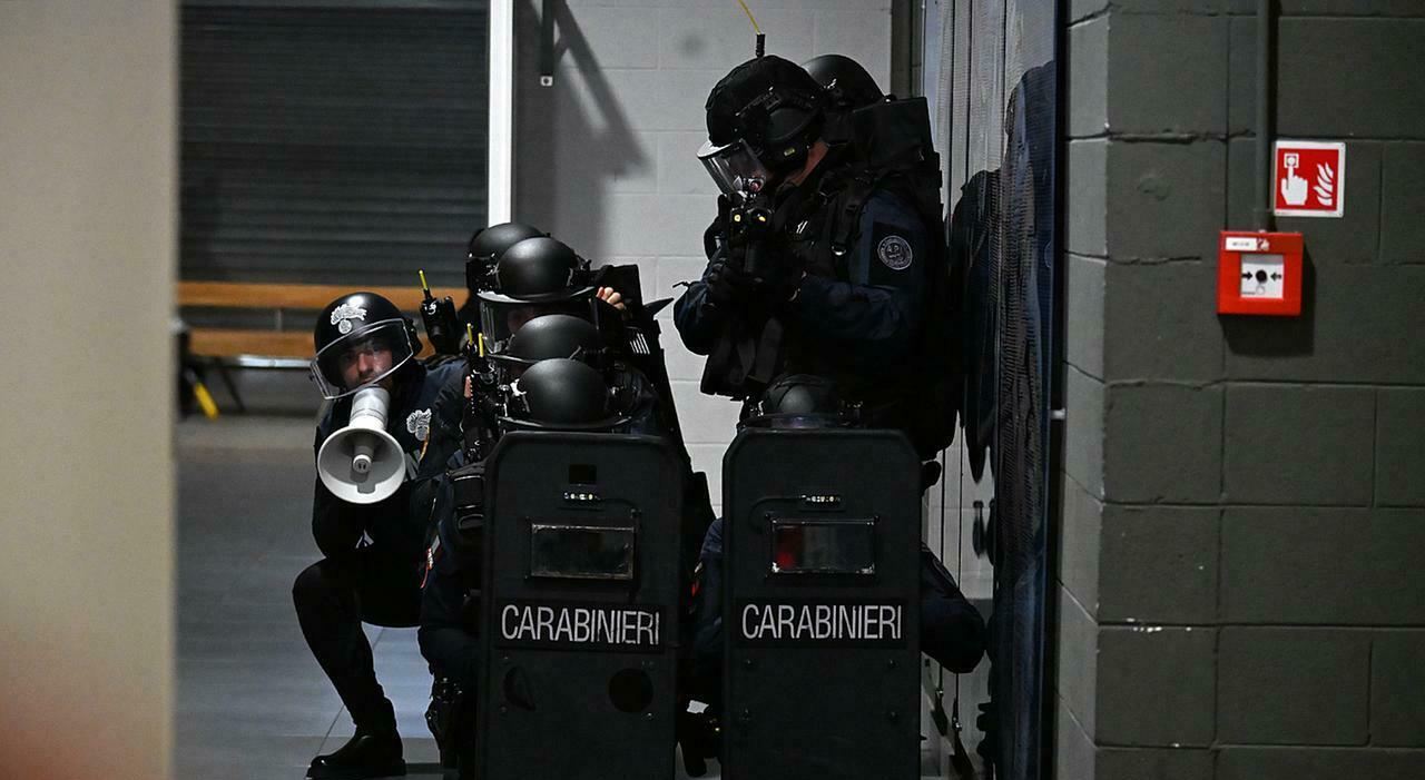 Un latitante, un ostaggio e un ferito: schierati i reparti speciali dell?Arma