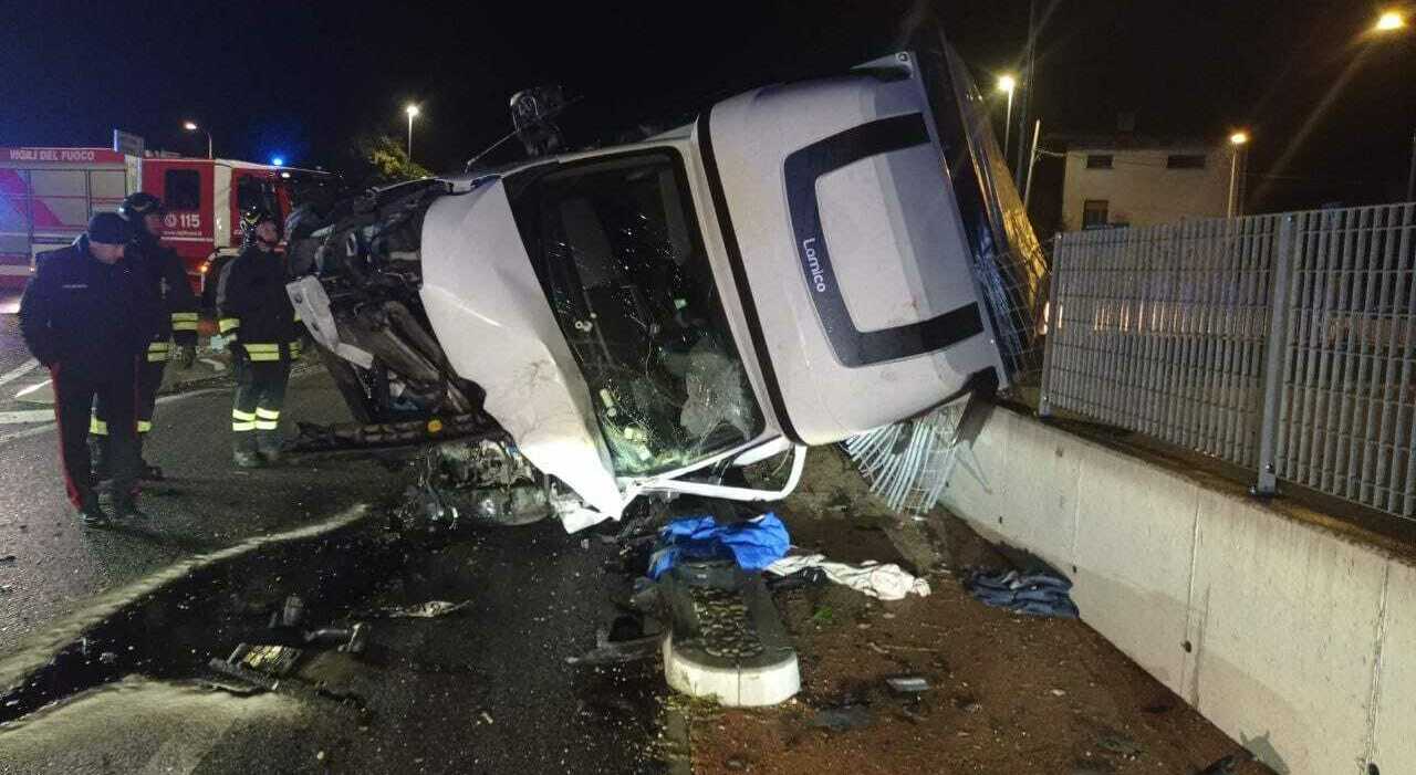 incidente a gemona perde il controllo del furgone e si ribalta vicino alla rotatoria 50enne resta schiacciato sotto il mezzo 200 grave