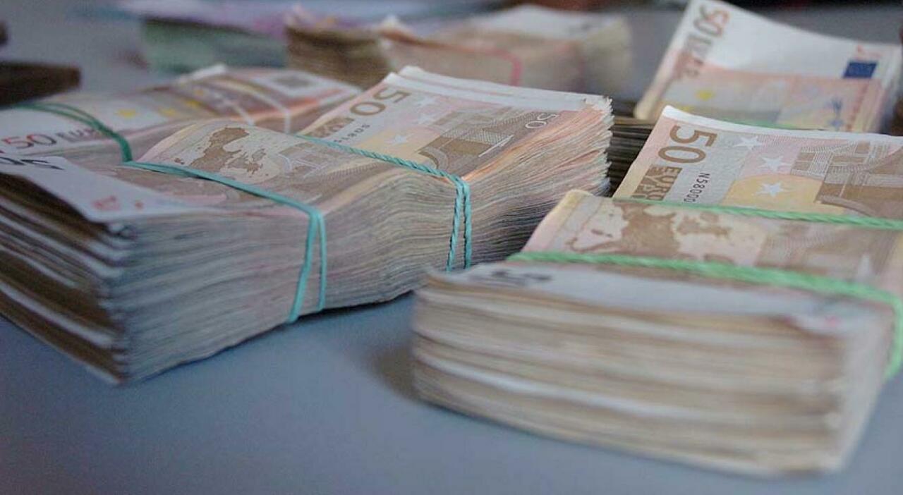 tassa sui contanti in manovra l emendamento bollo di 500 euro per importi fino a 10mila la guida ai pagamenti