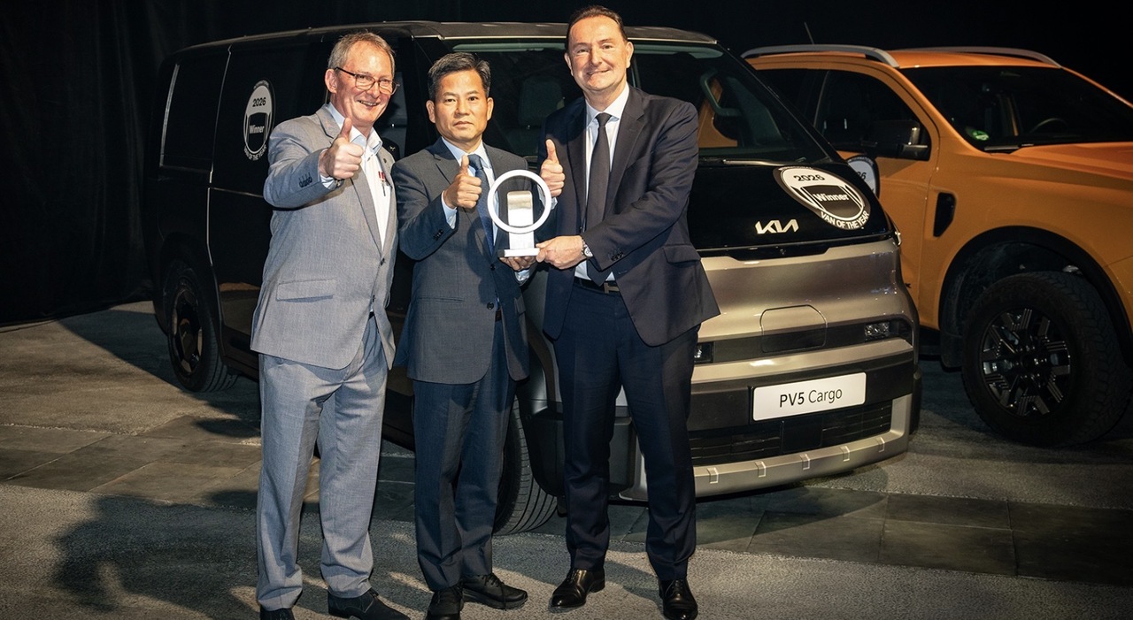Kia PV5 vince il premio &ldquo;International Van of the Year 2026&rdquo;. Cerimonia a Solutrans alla presenza ceo Ho Sung Song
