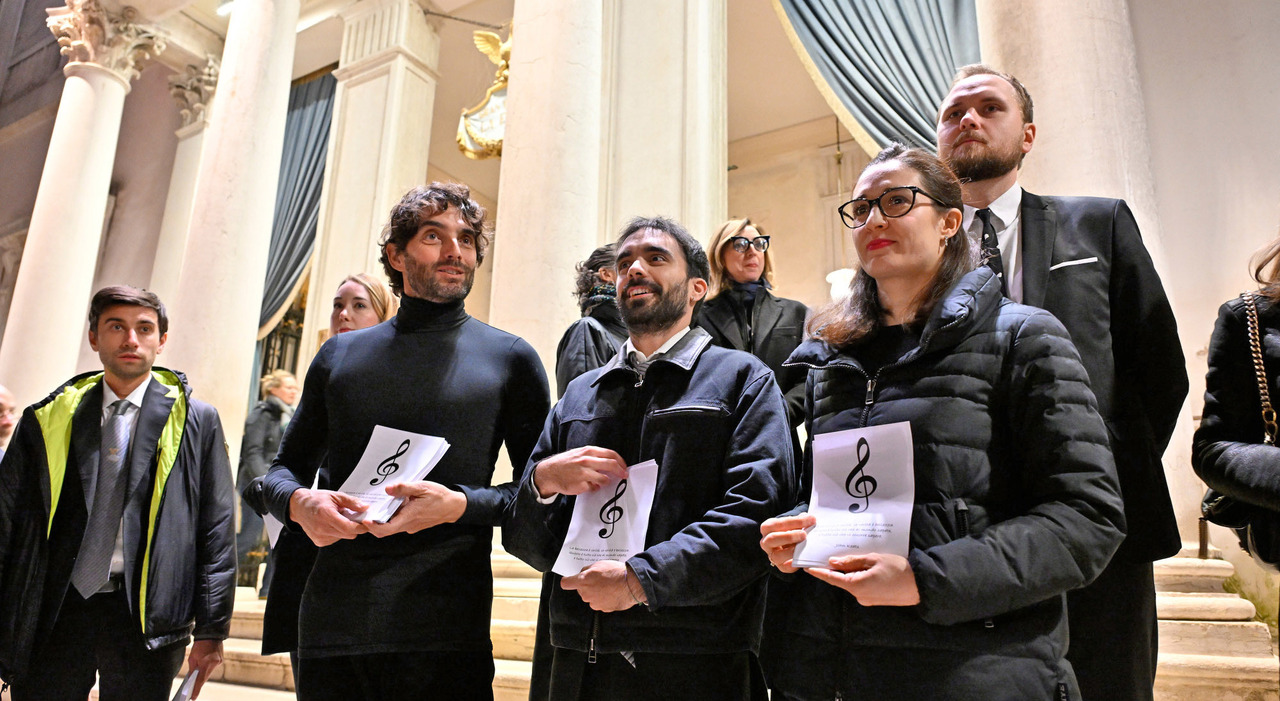 Fenice, dopo il veto i lavoratori leggono il comunicato contro la nomina di Venezi. Sette minuti di applausi e pioggia di volantini alla Prima