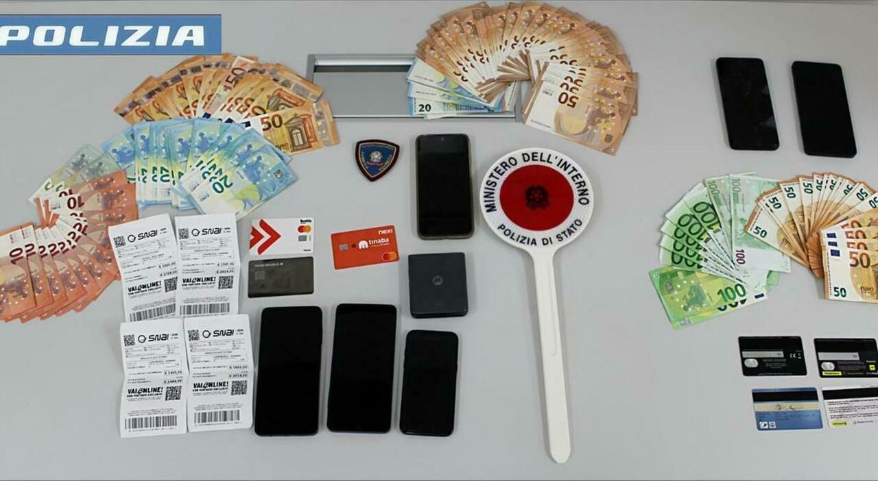 Cercano di riciclare il bottino delle truffe: poliziotto fuori servizio li stana davanti alle Poste di Civitanova