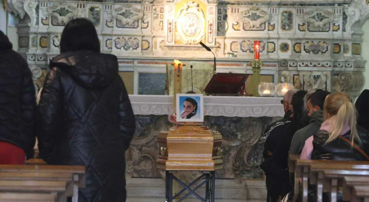 Napoli, a Marianella i funerali di Nunzia Cappitelli: 51enne trovata morta in casa
