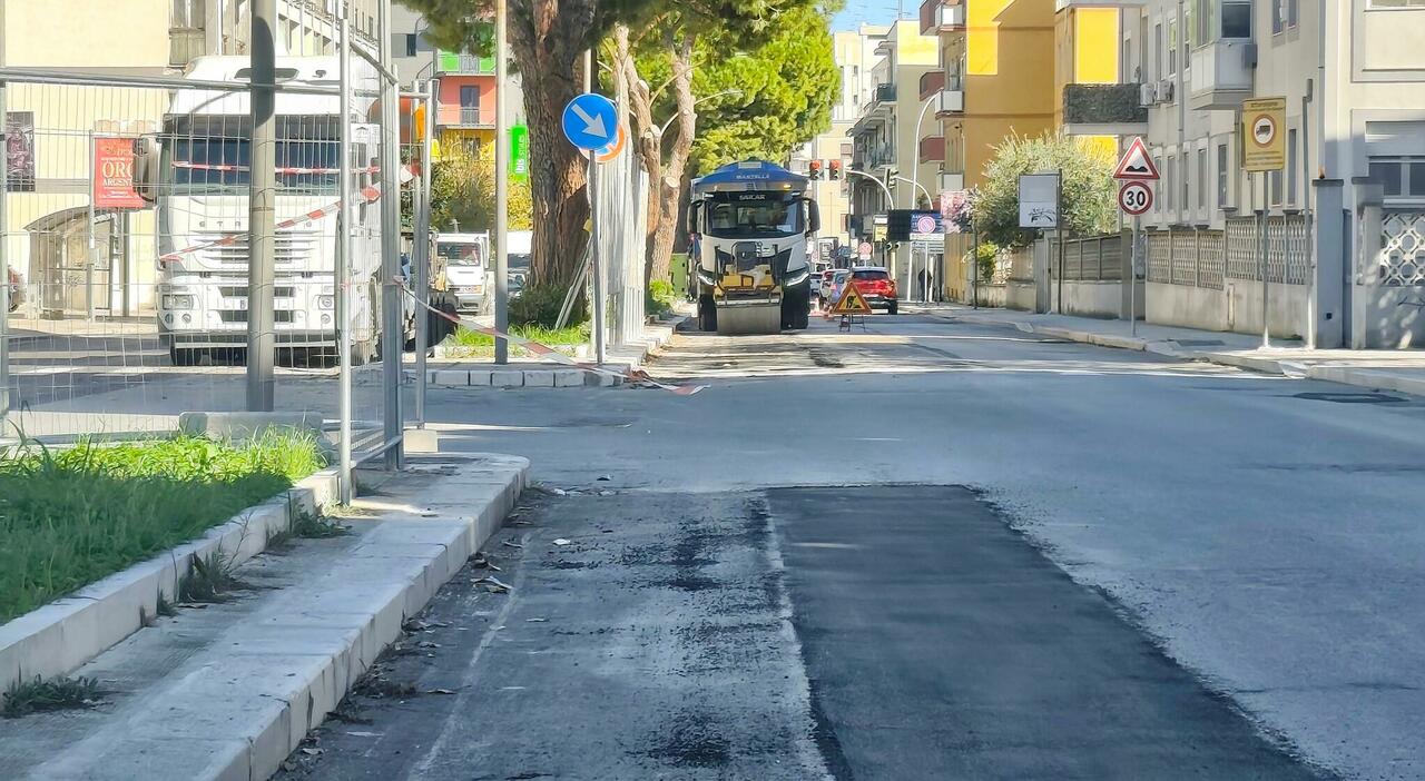 Pista ciclabile su viale AldoMoro rimossa, la guardia di finanza in Comune: Corte dei conti a caccia di carte