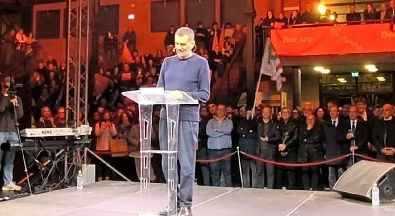 Decaro, canti e commozione: «Andate a votare, scriviamo una pagina nuova»