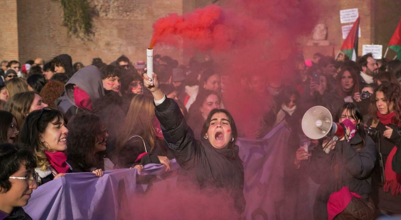 https://statics.cedscdn.it/photos/MED_HIGH/2025/11/22/9204633_22172526_non_una_di_meno_corteo_transfemminista_violenza_donne_roma.jpg