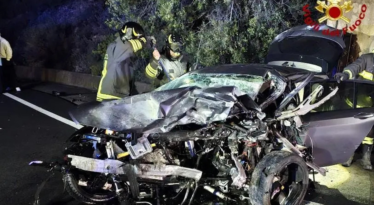 Scontro frontale tra auto sulla statale, morti sul colpo i due conducenti: hanno 51 e 22 anni. C