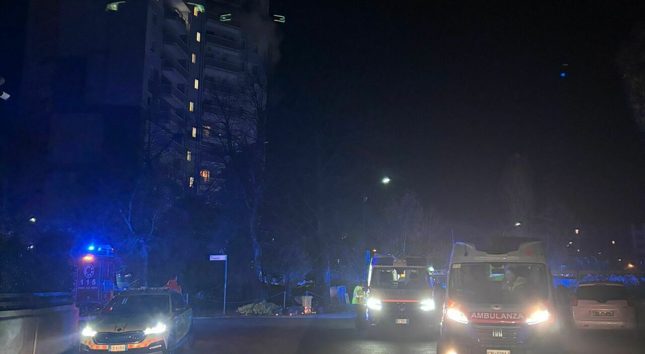 Incendio nel grattacielo di via Pisa, alcune persone e tre carabinieri intossicati dal fumo: oltre 100 evacuati nella notte
