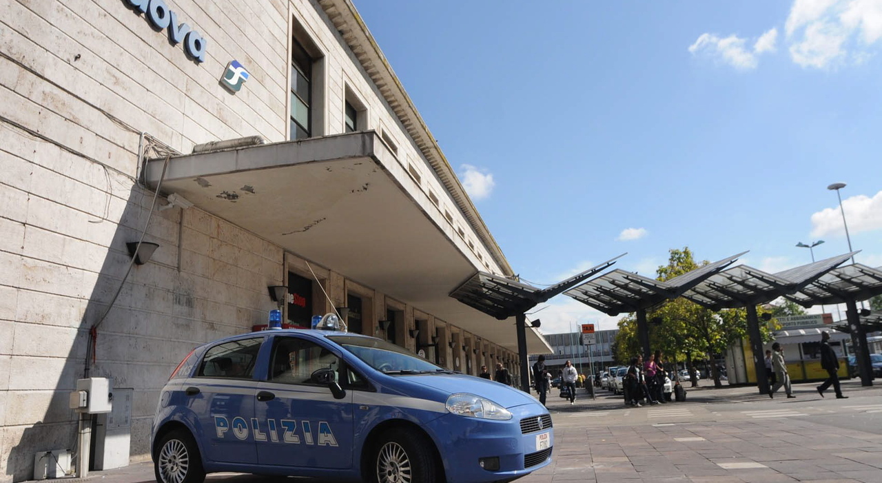 Tenta di rapire la bambina di un anno in stazione, colpisce il papà 21enne con un pugno poi si scaglia contro il poliziotto: 22enne tunisino arrestato