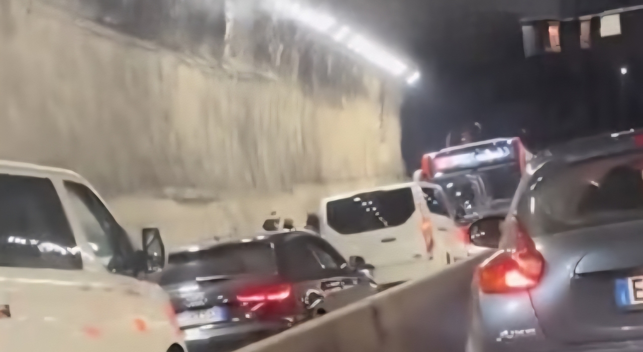 Napoli, auto in contromano nella Galleria Laziale: disagi e bus bloccati