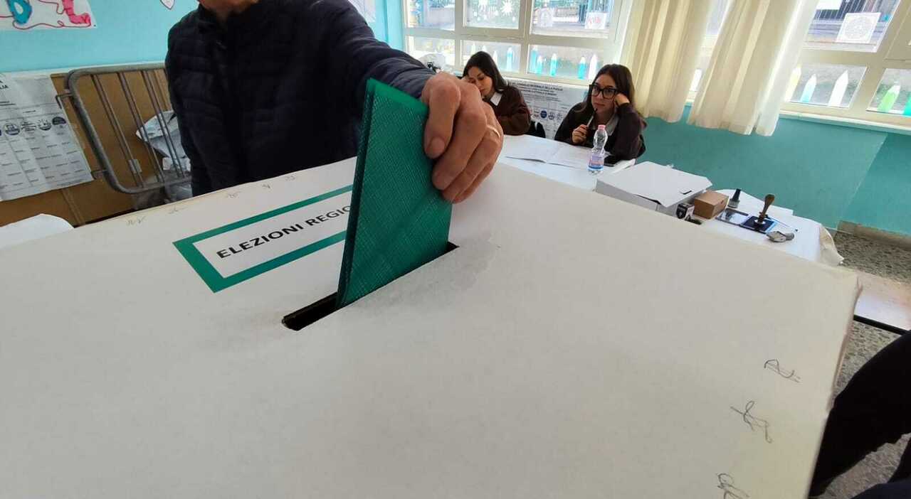 Regionali Puglia, affluenza flop: alle 12 al voto meno di un cittadino su dieci