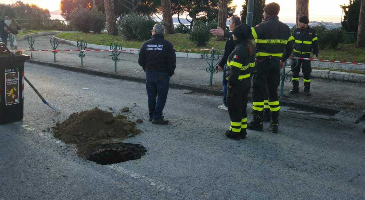 Napoli, voragine in via Manzoni: strada chiusa