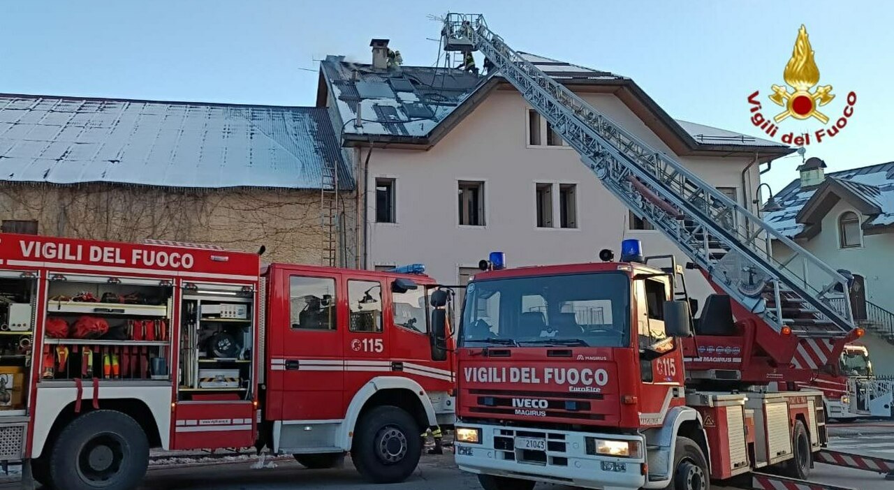 https://statics.cedscdn.it/photos/MED_HIGH/2025/11/23/9206490_23173411_incendio_tetto_casa_asiago_vicenza.jpg