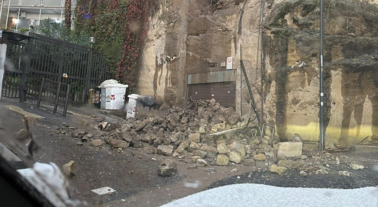maltempo a napoli crolla un costone al parco carelli a posillipo necessario l intervento dei vigili del fuoco