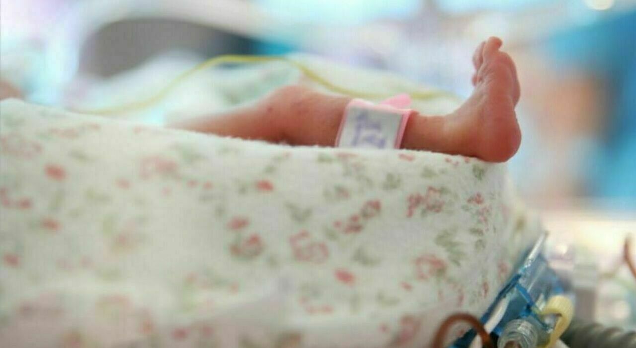 donna partorisce in casa sotto l effetto di crack la neonata trovata dallo zio dentro il water salvata dal 118 232 grave