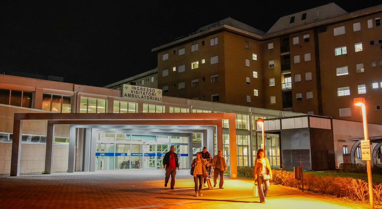 Infermiere preso a pugni da un paziente in ipotermia mentre lo soccorre nel parcheggio dell