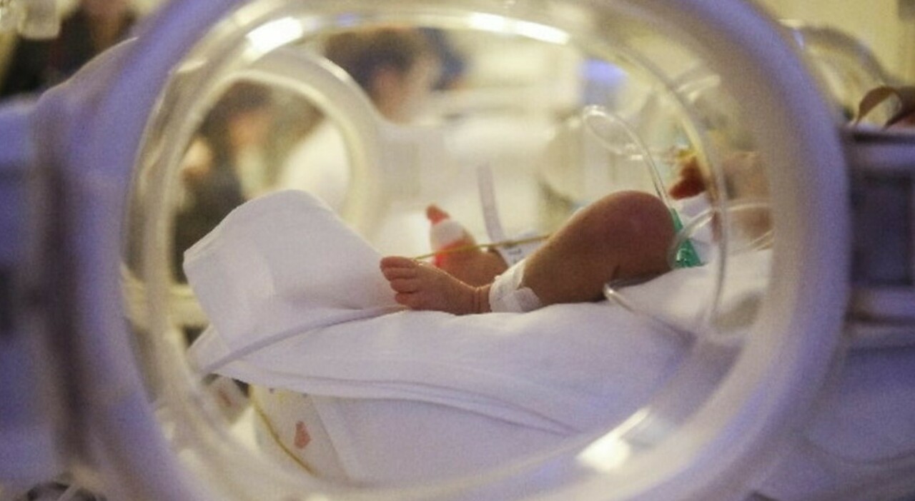 Neonata partorita dentro il water, la vita sregolata della mamma, il bagno pieno di sangue, l